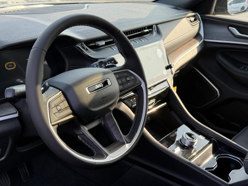 Jeep Grand Cherokee Vehicle Full-screen Gallery Image 20