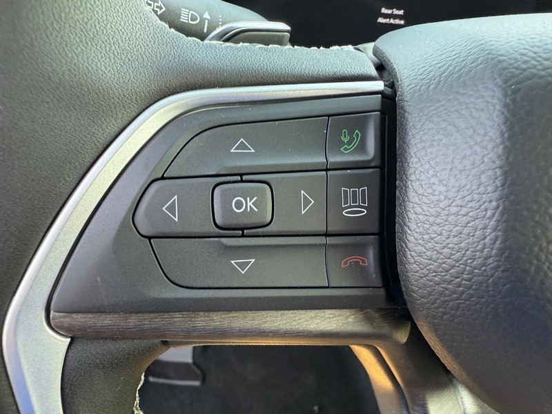 Jeep Grand Cherokee Vehicle Full-screen Gallery Image 21