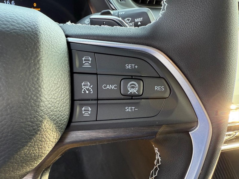 Jeep Grand Cherokee Vehicle Full-screen Gallery Image 22