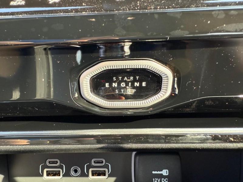 Jeep Grand Cherokee Vehicle Full-screen Gallery Image 23