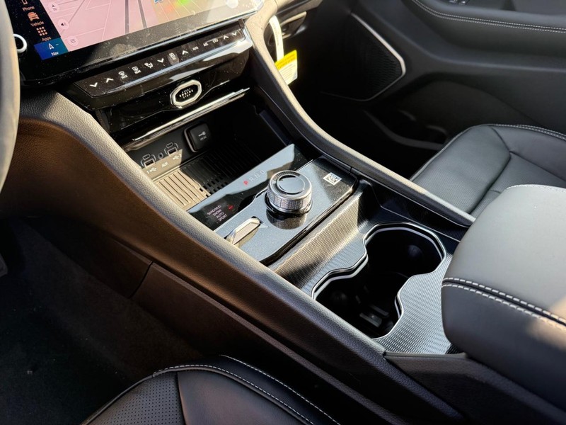 Jeep Grand Cherokee Vehicle Full-screen Gallery Image 26