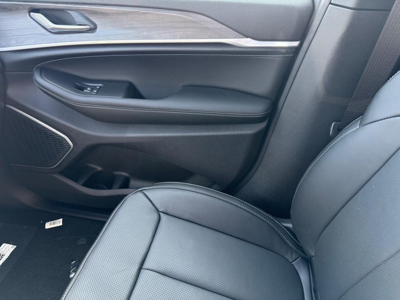 Jeep Grand Cherokee Vehicle Full-screen Gallery Image 27