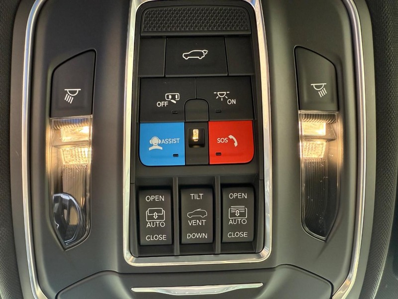 Jeep Grand Cherokee Vehicle Full-screen Gallery Image 28