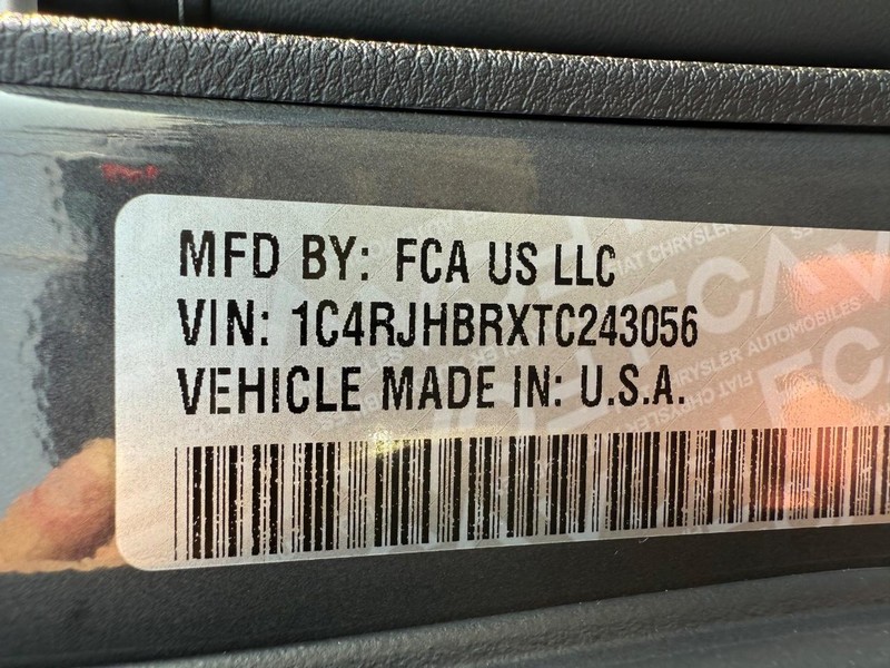 Jeep Grand Cherokee Vehicle Full-screen Gallery Image 32