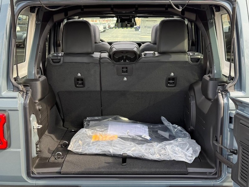 Jeep Wrangler Vehicle Full-screen Gallery Image 7