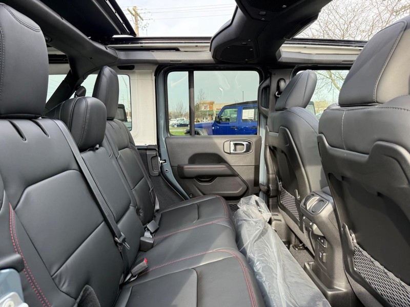 Jeep Wrangler Vehicle Full-screen Gallery Image 10