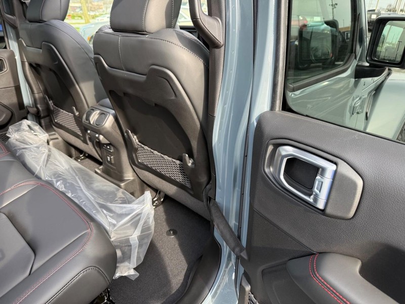 Jeep Wrangler Vehicle Full-screen Gallery Image 11