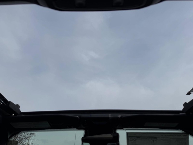 Jeep Wrangler Vehicle Full-screen Gallery Image 12