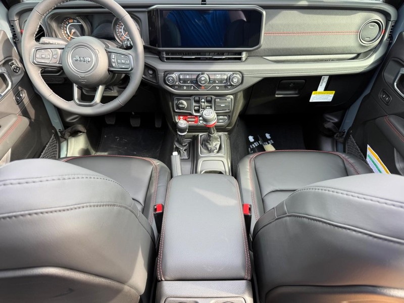 Jeep Wrangler Vehicle Full-screen Gallery Image 13