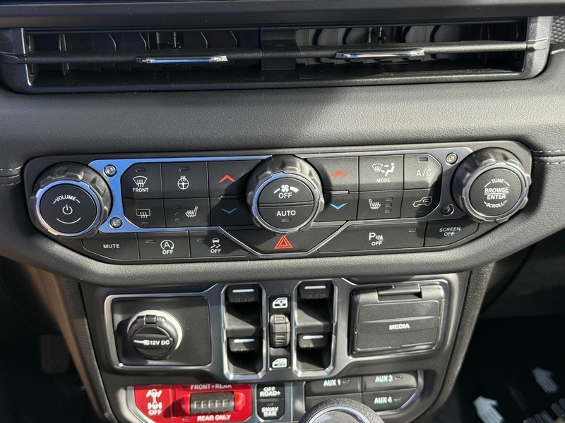 Jeep Wrangler Vehicle Full-screen Gallery Image 26