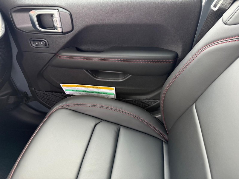 Jeep Wrangler Vehicle Full-screen Gallery Image 28