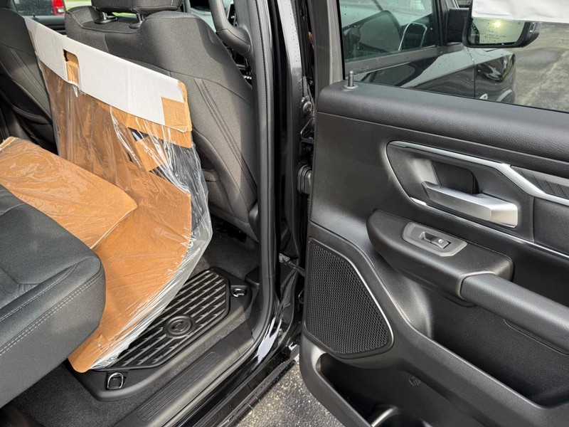 Ram 1500 Vehicle Full-screen Gallery Image 11