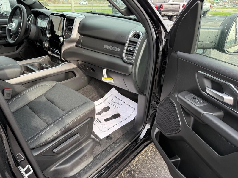 Ram 1500 Vehicle Full-screen Gallery Image 14