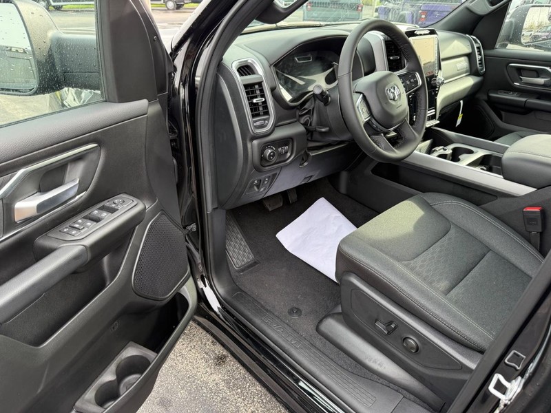 Ram 1500 Vehicle Full-screen Gallery Image 16