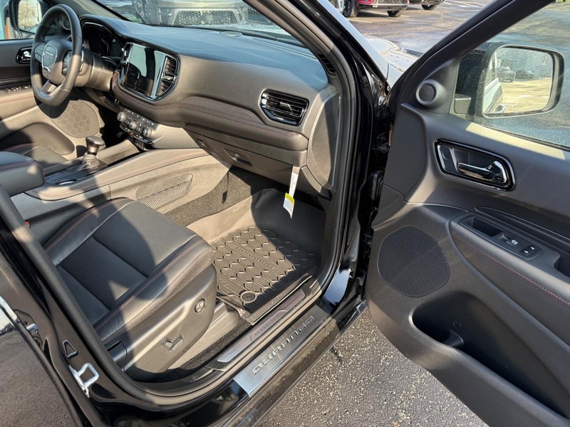 Dodge Durango Vehicle Full-screen Gallery Image 17