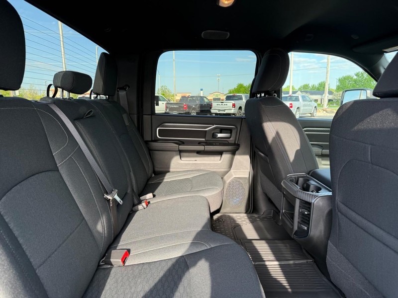 Ram 2500 Vehicle Full-screen Gallery Image 10