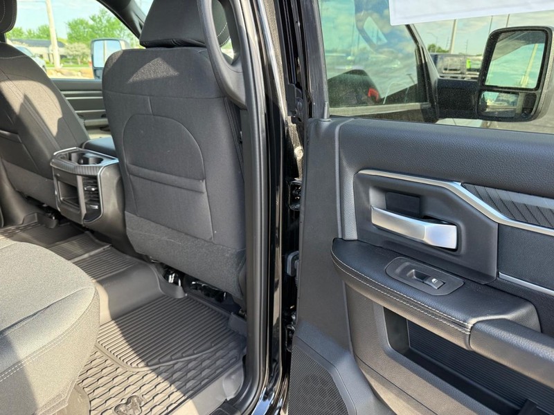 Ram 2500 Vehicle Full-screen Gallery Image 11