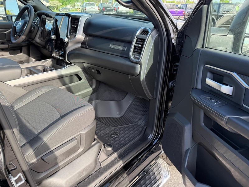Ram 2500 Vehicle Full-screen Gallery Image 14
