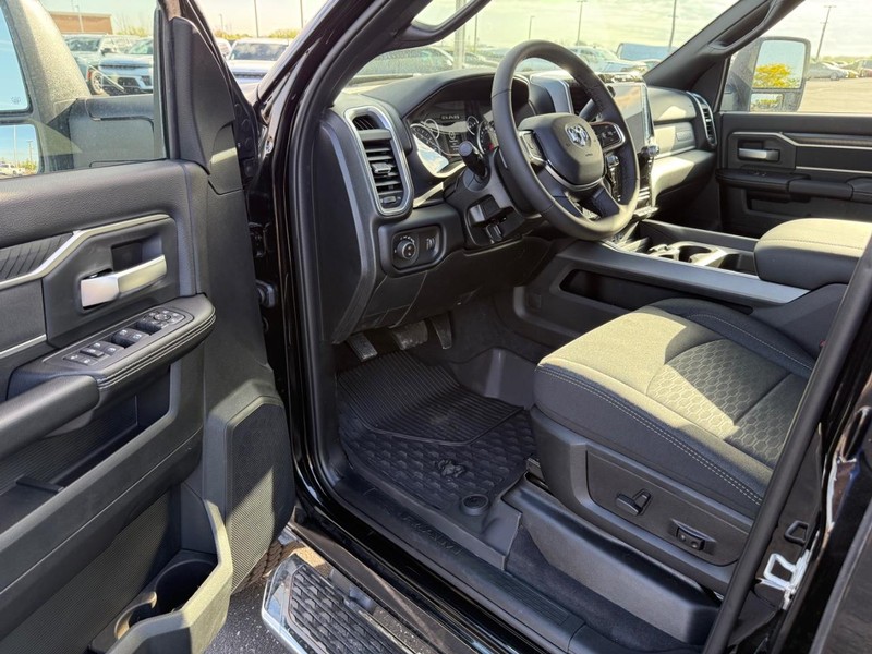 Ram 2500 Vehicle Full-screen Gallery Image 16