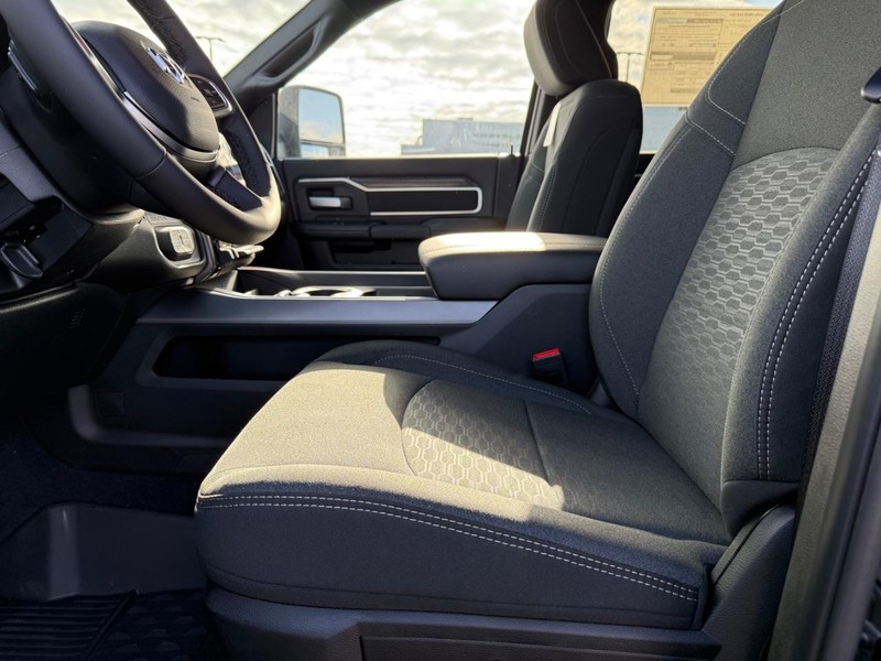 Ram 2500 Vehicle Full-screen Gallery Image 17