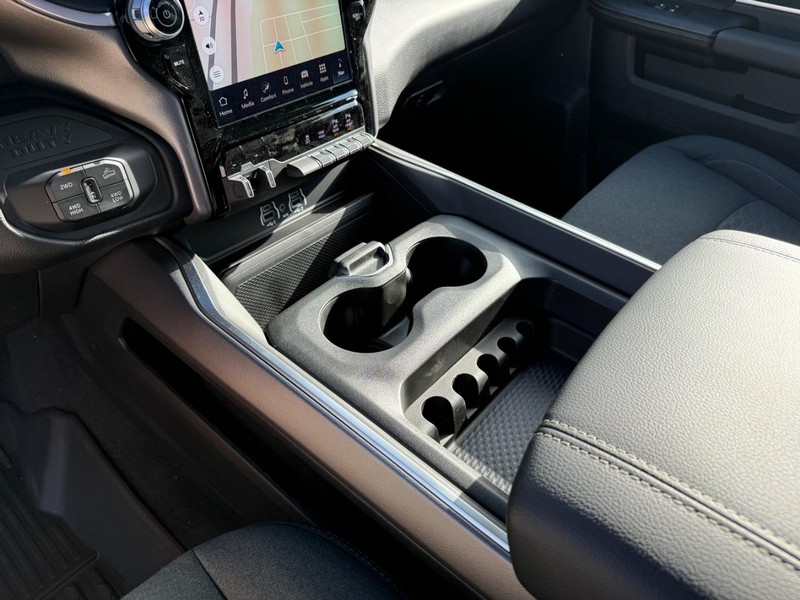 Ram 2500 Vehicle Full-screen Gallery Image 24