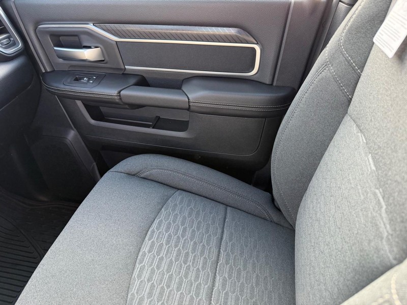 Ram 2500 Vehicle Full-screen Gallery Image 25