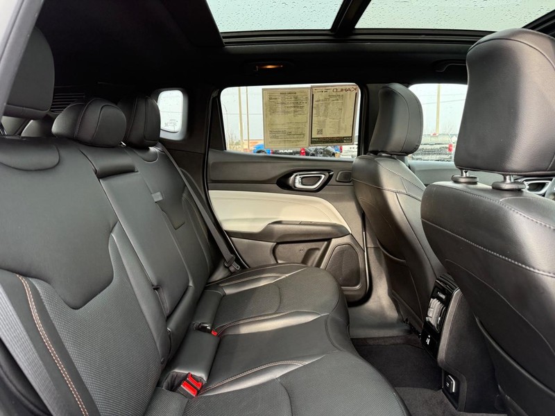 Jeep Compass Vehicle Full-screen Gallery Image 12