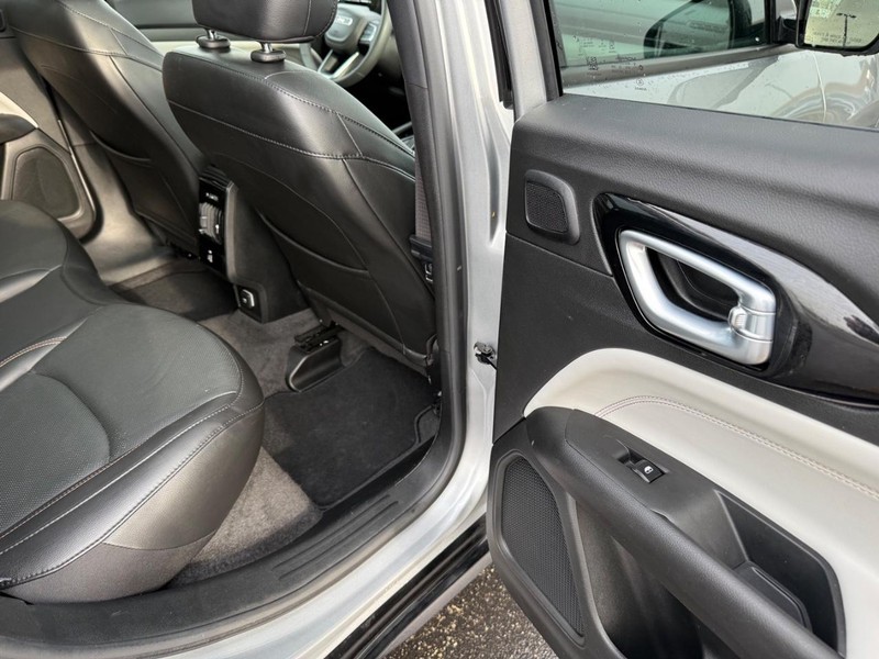 Jeep Compass Vehicle Full-screen Gallery Image 13