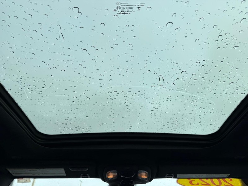 Jeep Compass Vehicle Full-screen Gallery Image 14