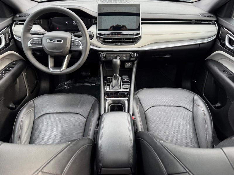 Jeep Compass Vehicle Full-screen Gallery Image 15