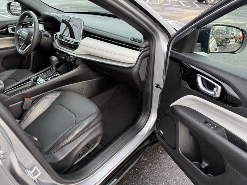 Jeep Compass Vehicle Full-screen Gallery Image 17