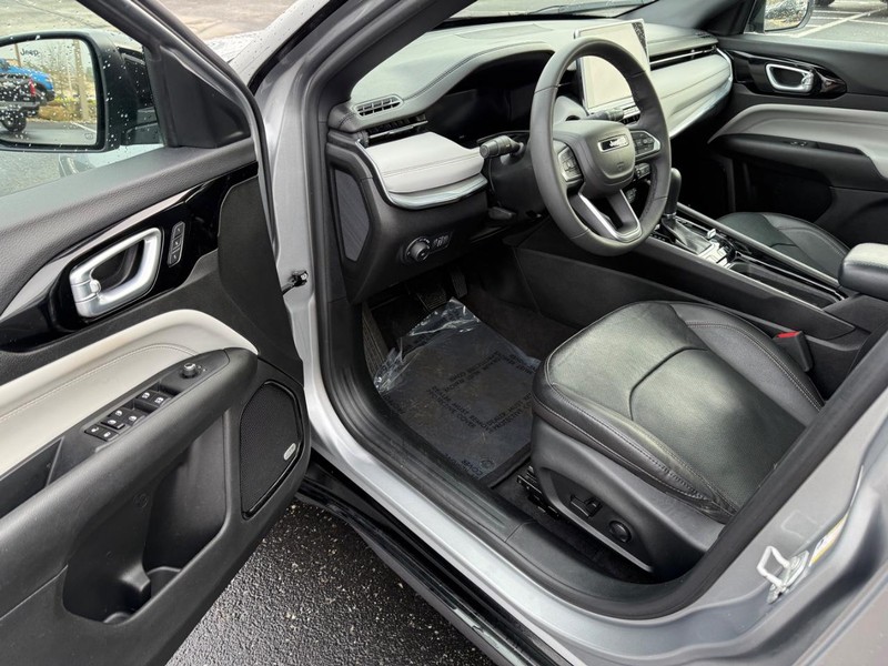 Jeep Compass Vehicle Full-screen Gallery Image 19