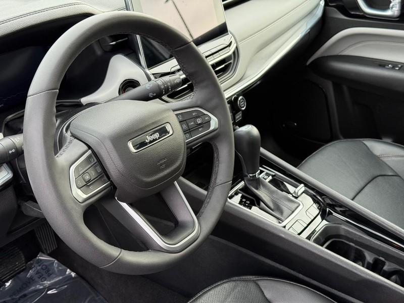 Jeep Compass Vehicle Full-screen Gallery Image 21