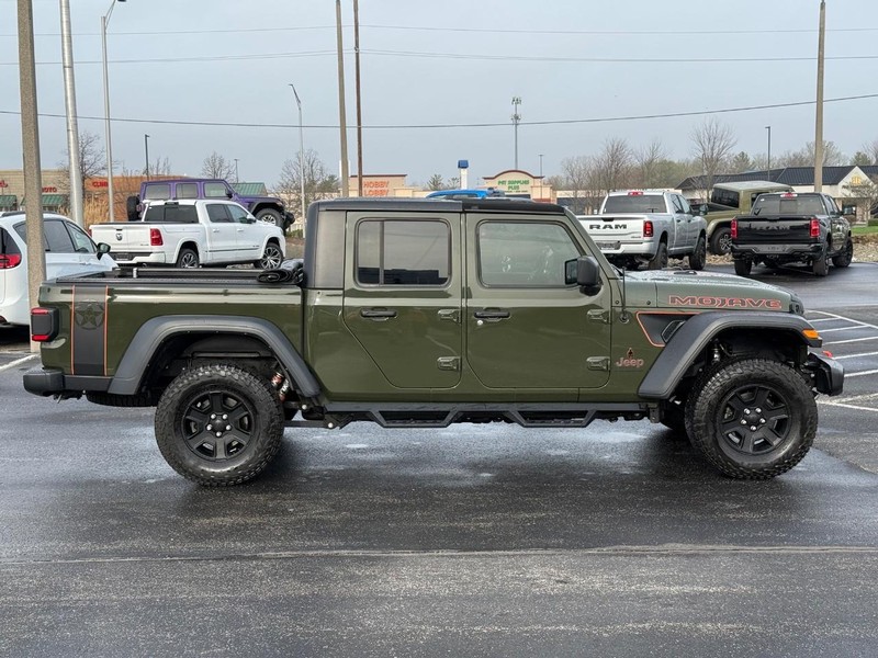 Jeep Gladiator Vehicle Full-screen Gallery Image 2