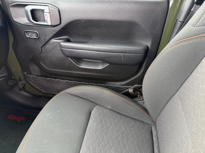 Jeep Gladiator Vehicle Full-screen Gallery Image 28