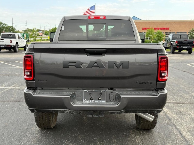 Ram 2500 Vehicle Full-screen Gallery Image 4