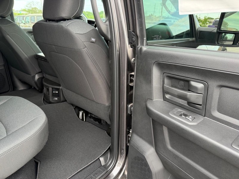 Ram 2500 Vehicle Full-screen Gallery Image 12