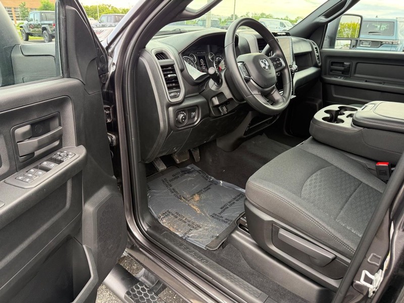 Ram 2500 Vehicle Full-screen Gallery Image 17