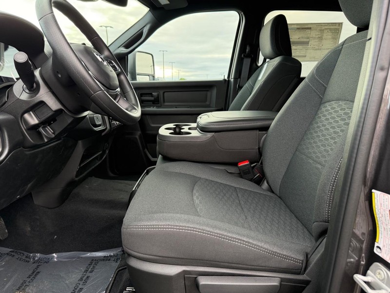 Ram 2500 Vehicle Full-screen Gallery Image 18