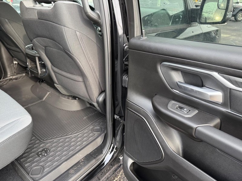 Ram 1500 Vehicle Full-screen Gallery Image 11