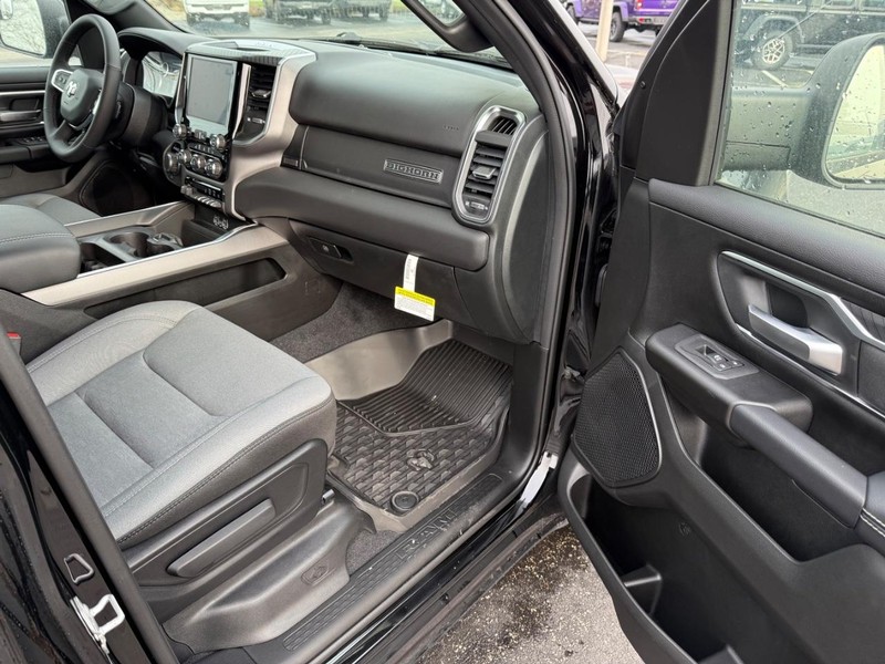 Ram 1500 Vehicle Full-screen Gallery Image 14