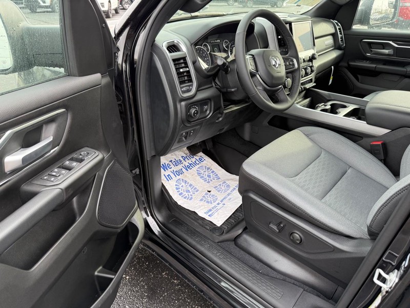 Ram 1500 Vehicle Full-screen Gallery Image 16