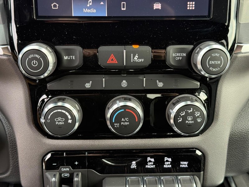 Ram 1500 Vehicle Full-screen Gallery Image 25