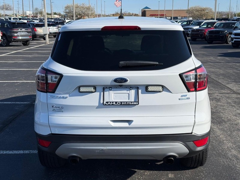 Ford Escape Vehicle Full-screen Gallery Image 04