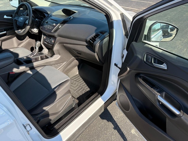 Ford Escape Vehicle Full-screen Gallery Image 14