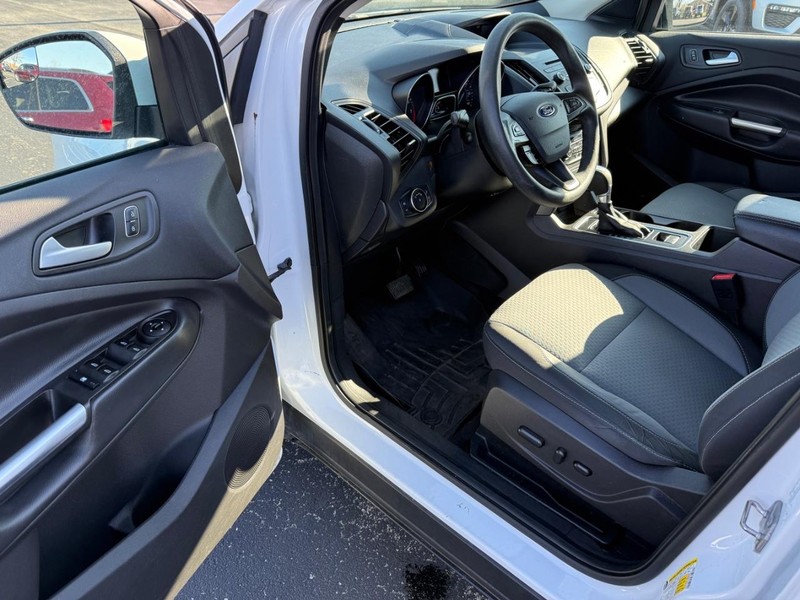 Ford Escape Vehicle Full-screen Gallery Image 16