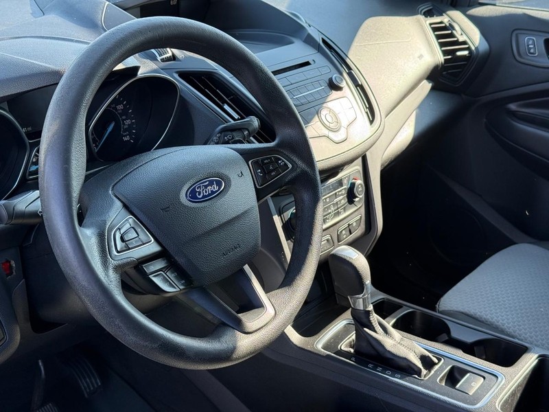 Ford Escape Vehicle Full-screen Gallery Image 18