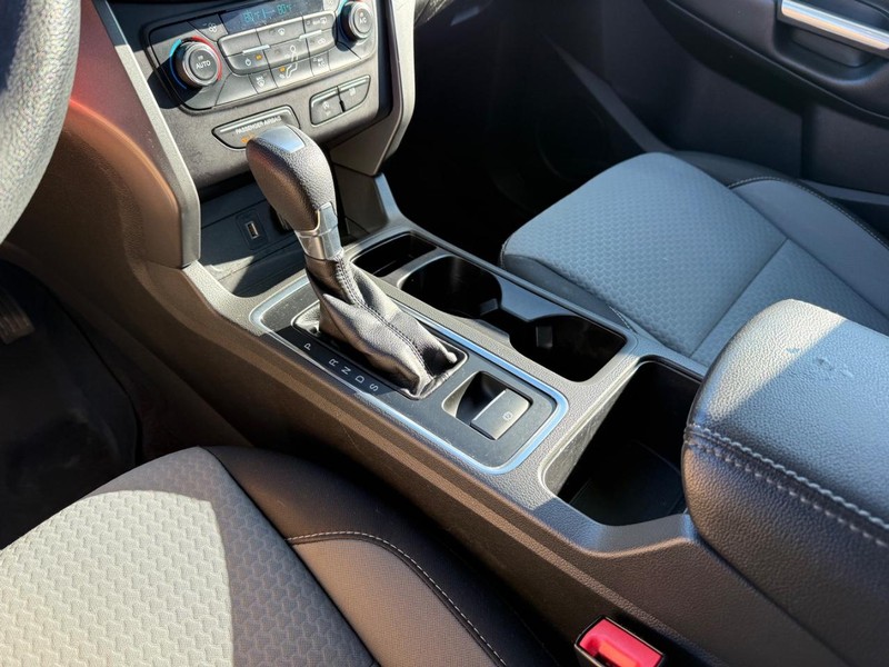 Ford Escape Vehicle Full-screen Gallery Image 24