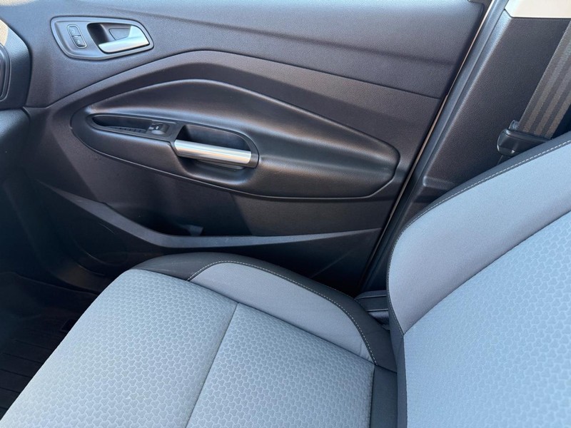 Ford Escape Vehicle Full-screen Gallery Image 25