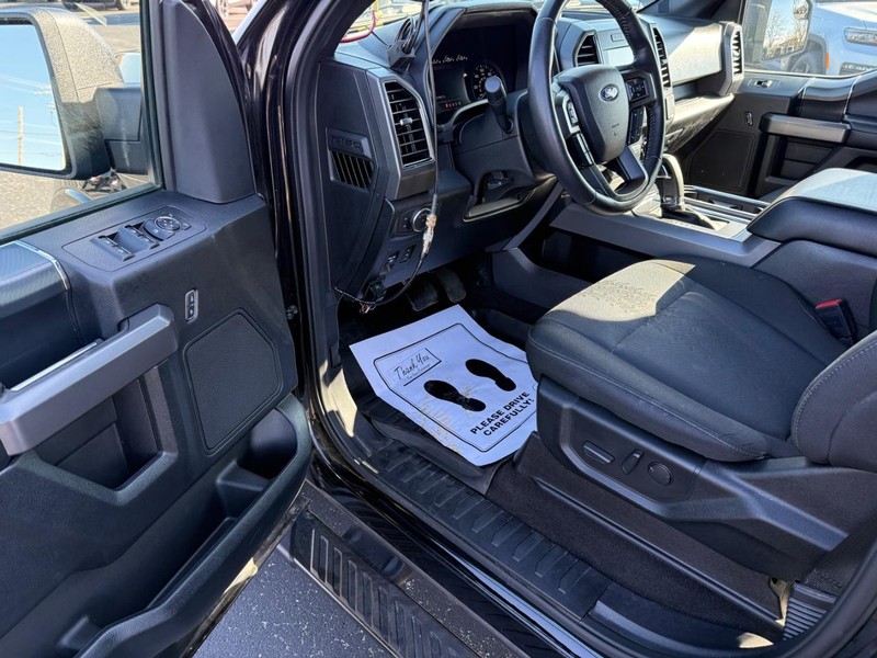 Ford F-150 Vehicle Full-screen Gallery Image 16